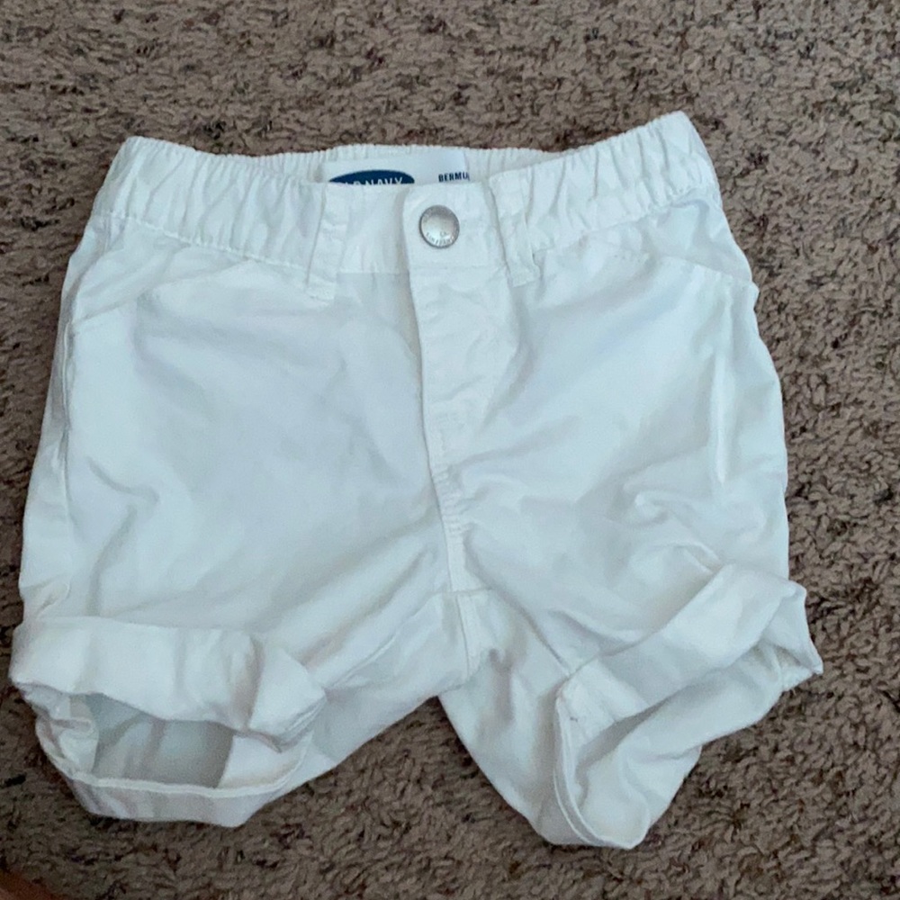 Old Navy size 2T  white Bermuda shorts